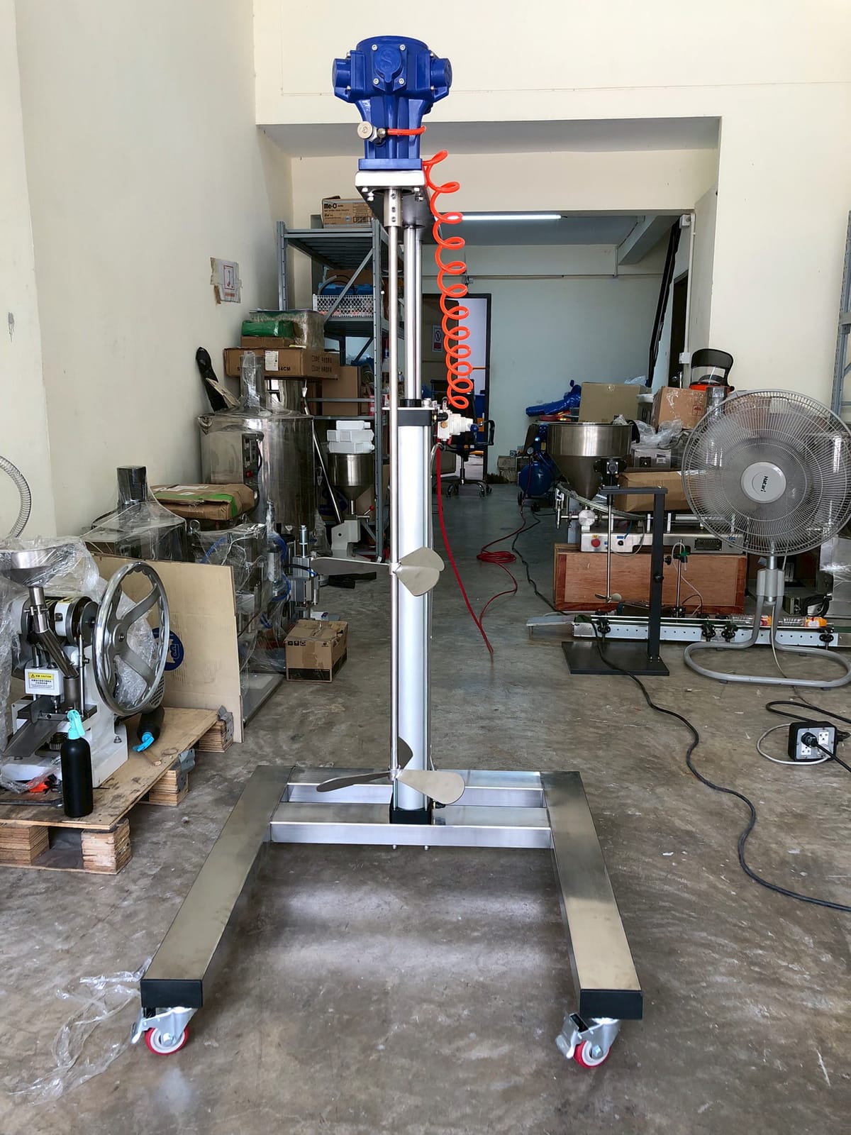 18552 เครื่องผสมกวนแบบใช้ปั้มลม SP-100G-H900 แบบรถเข็น